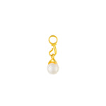 A front-view image of Juraster’s 9ct Gold Akoya Pearl Drop Earring Charm, Beachcomber, crafted from Fairmined yellow gold and a responsibly-farmed pearl.